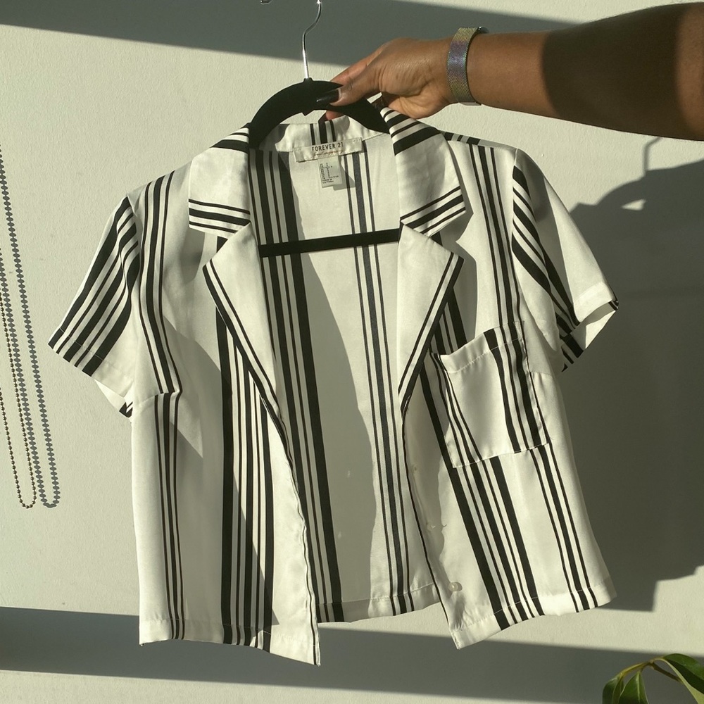 SOLD — Forever 21 buttoned crop top
